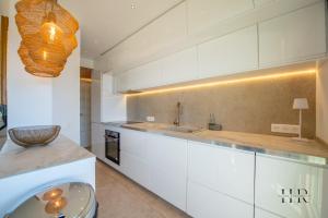 Kuchyňa alebo kuchynka v ubytovaní Appartement prestigieux - Pied dans l'eau