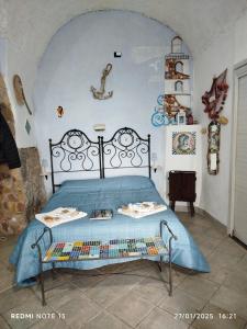 une chambre avec un lit avec un couvre-lit bleu dans l'établissement casa nica sul mare house on the sea, à Cefalù 47 autres photos