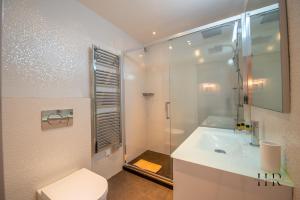 Kúpeľňa v ubytovaní Appartement prestigieux - Pied dans l'eau + 15 fotografií