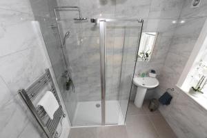 une salle de bain avec une douche, des toilettes et un lavabo dans l'établissement King's View - Private Parking - Overlooking Harrogate Convention Centre, à Harrogate