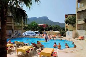 un grupo de personas sentadas en una piscina en HAVANA HOTEL, en Kemer
