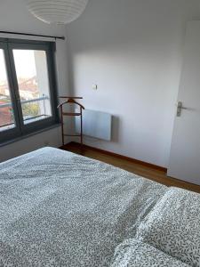 Ένα ή περισσότερα κρεβάτια σε δωμάτιο στο La petite maison vue lac d'Elise