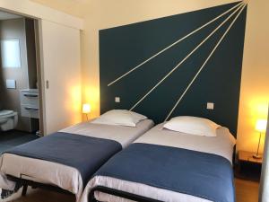 Postel nebo postele na pokoji v ubytování HEUREUX HASARD