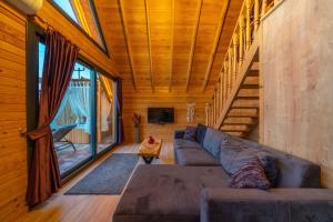 Χώρος καθιστικού στο Cedar Bungalow
