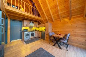 Η κουζίνα ή μικρή κουζίνα στο Cedar Bungalow