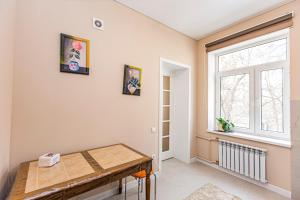 a room with a table and a window at Просторная 3х комнатная квартира в центре Алматы in Almaty