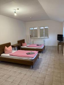 a room with two beds and a tv in it at ElbKajüte in Lauenburg