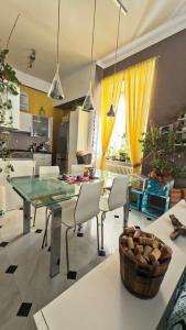 Kuchyň nebo kuchyňský kout v ubytování Dalla Spiaggetta a Quinto