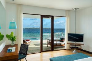 TV a/nebo společenská místnost v ubytování Dhigali Maldives - A Premium All-Inclusive Resort
