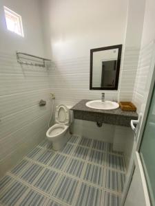 a bathroom with a toilet and a sink at Sao Biển Motel Phú Quốc in Phu Quoc