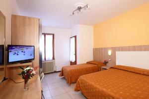 Ένα ή περισσότερα κρεβάτια σε δωμάτιο στο Hotel Marrani