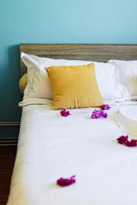 a white bed with purple flowers on top of it at VILLA BEL ALBA Piscine et vue partiel mer in Cafrine