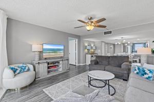 een woonkamer met een bank en een flatscreen-tv bij The Shores Club 1105 in Daytona Beach