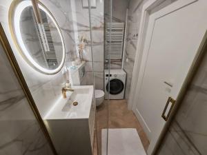 Kúpeľňa v ubytovaní Gold Apartment B29 Let's Sea Baltic Park Gąski + 37 fotografií