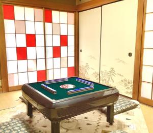 Een biljarttafel in #熱海古民家 #来宮神社 バーベキュー温泉