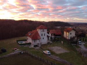 Východ nebo západ slunce při pohledu z apartmánu nebo okolí