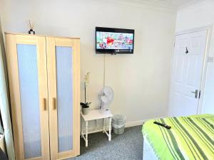 TV a/nebo společenská místnost v ubytování Gillings Villa -5 Bed Great For Long & Short Stay!!! Gillingham Kent