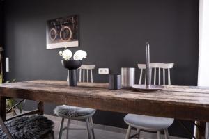 a dining room with a wooden table and chairs at Gemütliche Unterkunft in Vlotho in Vlotho