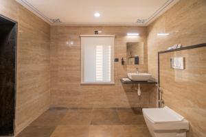 ein Badezimmer mit Toilette und Waschbecken in der Unterkunft Amoraya Udaipur in Udaipur + 45 Fotos