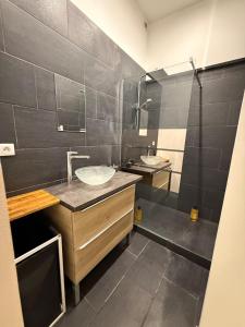 a bathroom with two sinks and a shower at Le Loft d 'Éveux - 2 places de parking in Éveux