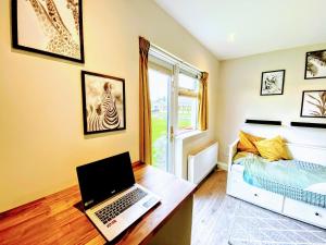 Televiisor ja/või meelelahutuskeskus majutusasutuses Private en-suite room