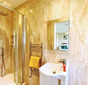 Bilik mandi di Private en-suite room