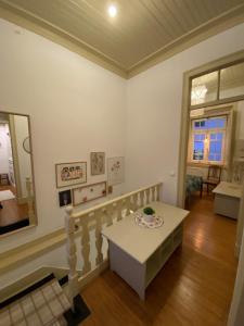 Una sala de estar con una mesa y un espejo. en JScAsa Rainha Centro, en Caldas da Rainha