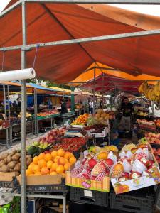 un mercado con muchas frutas y hortalizas expuestas en JScAsa Rainha Centro, en Caldas da Rainha 11 fotos más