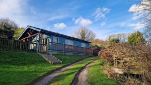 Zahrada ubytování Willows Lodge, set in the valley near Bantham