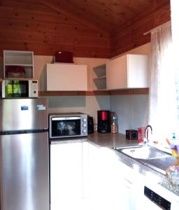 Kuchyňa alebo kuchynka v ubytovaní Chalet au calme cœur du LOT
