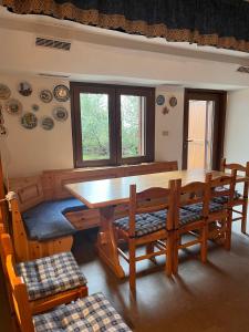 Posezení v ubytování Family Sauze with Parking, 2 Bedrooms