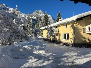 Haus am Seebach Leutasch Weidach v zimě