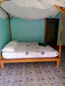 un lit à baldaquin dans une chambre dans l'établissement Phukhao thong, à Ban Bang Chak