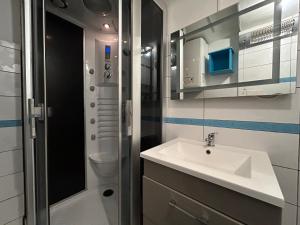 Koupelna v ubytování Chez Jeanine - Studio avec Wifi et Climatisation