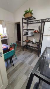Η κουζίνα ή μικρή κουζίνα στο Casa hasta 6 personas a minutos del nodo tecnológico sobre avenida principal la banda -consulte para 10 personas o más