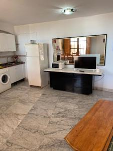 Η κουζίνα ή μικρή κουζίνα στο CASAS-E-Y -F-pequeño conjunto casas adosado