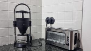 encimera de cocina con cafetera y microondas en Precioso apartamento con patio centro de Castropol, en Castropol 17 fotos más