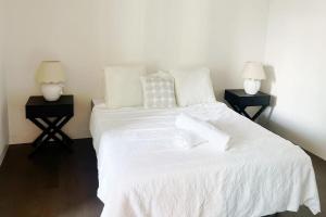 Katil atau katil-katil dalam bilik di Luxury Poolside 2 bedroom Apt in Olympic park +7 gambar