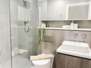 Gallery image of Luxury Poolside 2 bedroom Apt in Olympic park in Sydney