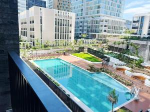 Kolam renang di atau dekat dengan Luxury Poolside 2 bedroom Apt in Olympic park