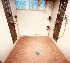 baño con ducha y suelo de baldosa. en Kaamos Old House, en Rovaniemi 42 fotos más
