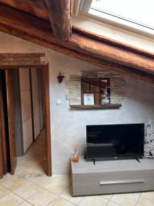 un soggiorno con una TV a schermo piatto su una parete di Maison Moline ad Aosta