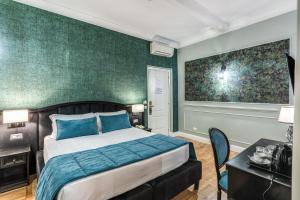 Postel nebo postele na pokoji v ubytování Relais Fontana Di Trevi Hotel