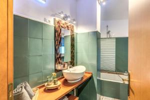 ローマにあるDOLCEVITA Apartmentの洗面台と鏡のあるバスルーム +15枚の写真