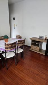 a dining room with a table and chairs at Apartamento para aluguel de temporada, Barbacena in Barbacena