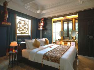 Ein Bett oder Betten in einem Zimmer der Unterkunft House of Tugu, Old Town Jakarta