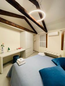 Pokój z łóżkiem i biurkiem w obiekcie Twin Hearts Venice Residence w Wenecji
