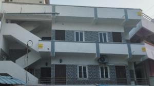 Un edificio con dos balcones a los lados. en Noah Home, en Velankanni