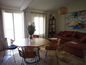 a living room with a table and chairs and a couch at Appartement duplex avec cour extérieure Avignon centre in Avignon
