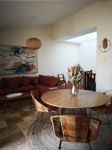 a living room with a table and chairs and a couch at Appartement duplex avec cour extérieure Avignon centre in Avignon